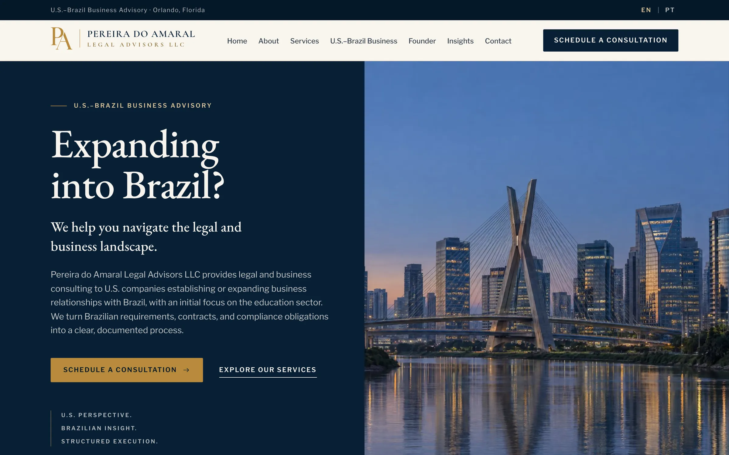Topo do site da Pereira do Amaral em computador: título “Expanding into Brazil?” sobre fundo azul-marinho e a ponte estaiada de São Paulo ao entardecer